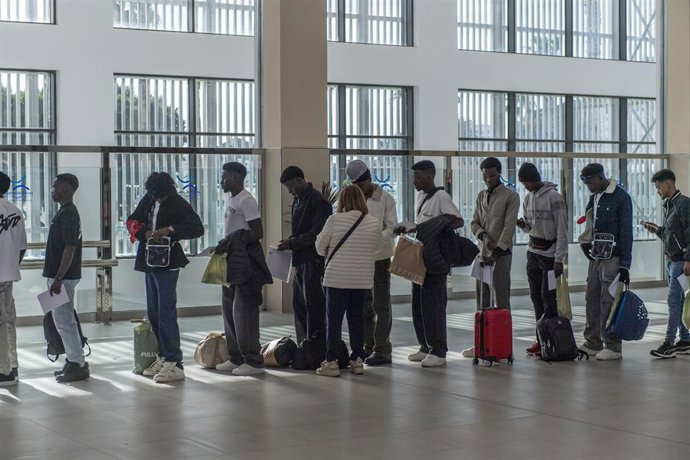 Salida extraordinaria de personas migrantes desde el CETI de Ceuta para descongestionar las instalaciones, a 11 de febrero de 2026, en Ceuta (España). El CETI de Ceuta ya cuenta con casi 900 inmigrantes tras la entrada de más de un centenar en los últimos