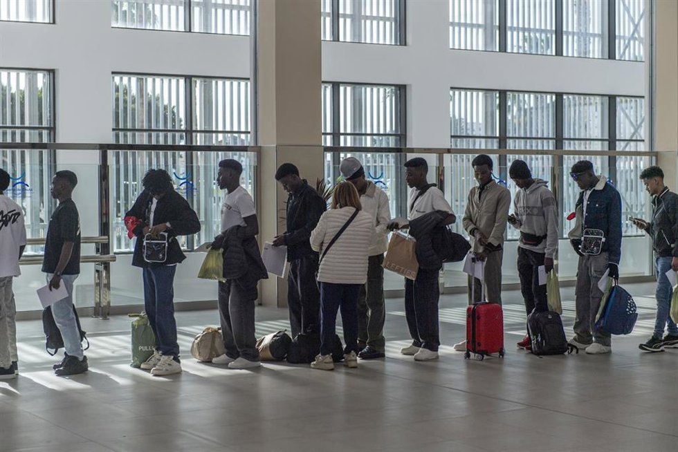 Salida extraordinaria de personas migrantes desde el CETI de Ceuta para descongestionar las instalaciones, a 11 de febrero de 2026, en Ceuta (España). El CETI de Ceuta ya cuenta con casi 900 inmigrantes tras la entrada de más de un centenar en los últim