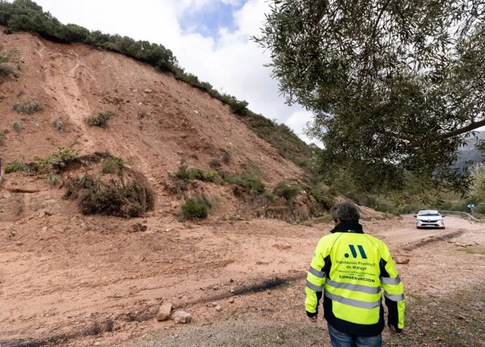 Obras de reparación de las carreteras afectadas por el temporal en Málaga.