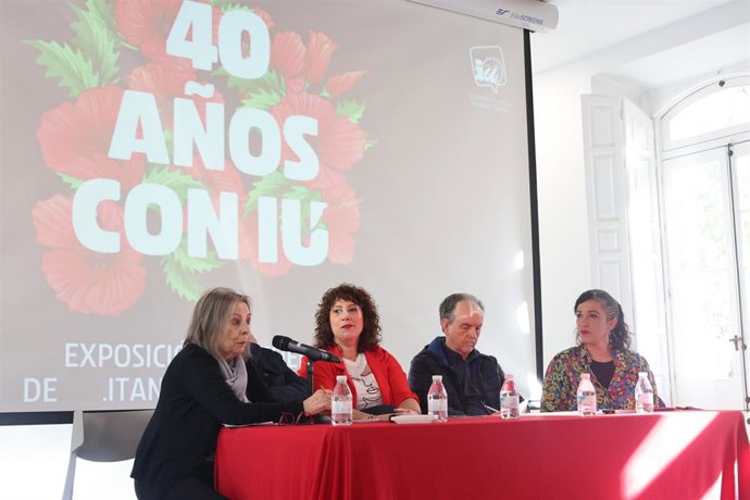 La coordinadora provincial de Izquierda Unida, Toni Morillas, y el coordinador local de Izquierda Unida, Efraín Campos, en el acto.