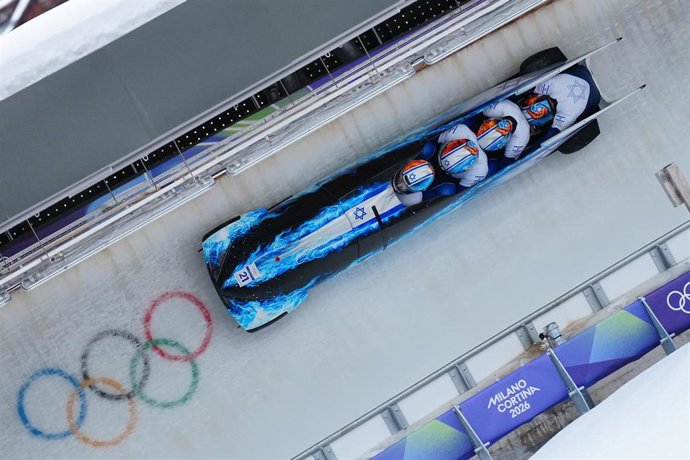 Adam Edelman, Menachem Chen, Uri Zisman y Omer Katz, equipo de Israel de bobsleigh, durante los Juegos Olímpicos de Invierno de Milán-Cortina d'Ampezzo 2026
