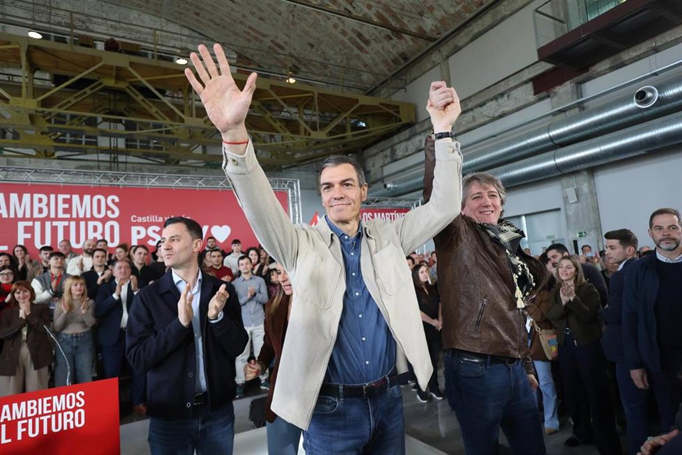 El secretario general del PSOE y presidente del Gobierno de España, Pedro Sánchez (c), acompañado del secretario general del PSOE de Castilla y León, alcalde de Soria y candidato a la presidencia de la Junta de Castilla y León, Carlos Martínez 