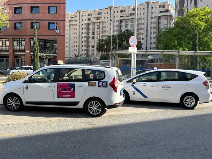 Archivo - Taxis estacionados en una parada frente a la estación de autobuses de Málaga.