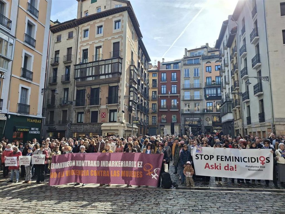 Concentración en Pamplona para rechazar el asesinato de una mujer en Sarriguren.