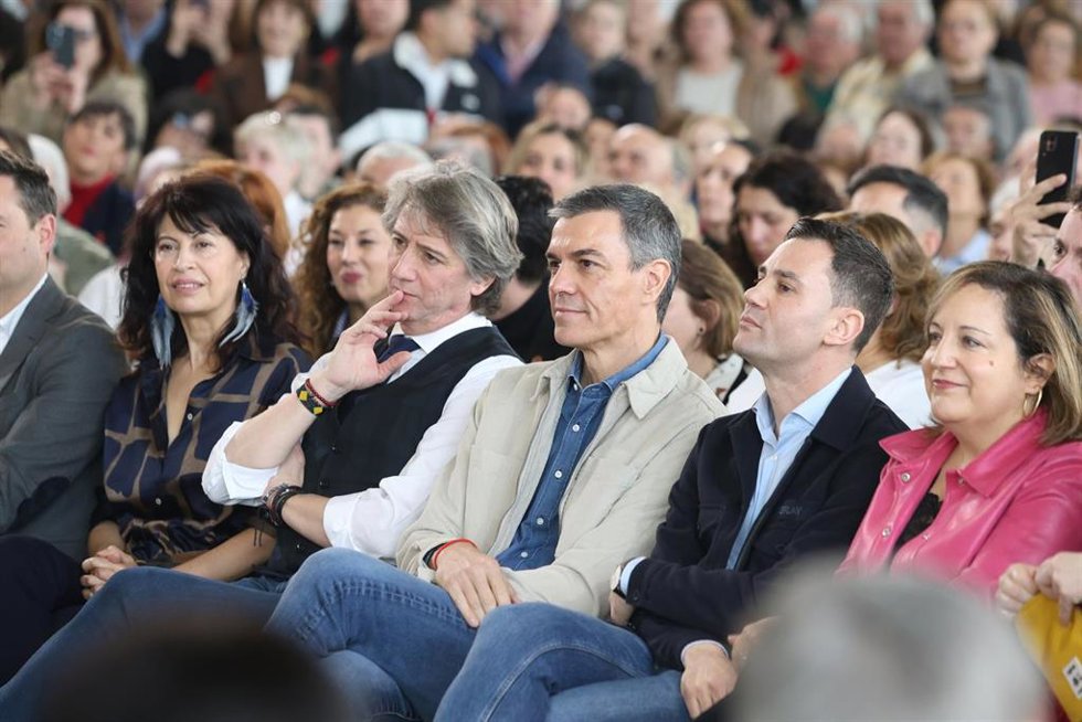 El secretario general del PSOE y presidente del Gobierno de España, Pedro Sánchez (c), acompañado del secretario general del PSOE de Castilla y León, alcalde de Soria y candidato a la presidencia de la Junta de Castilla y León, Carlos Martínez (2i) 