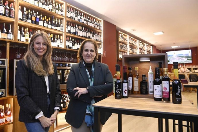 La presidenta del Imdeec y primera teniente de alcalde del Ayuntamiento de Córdoba, Blanca Torrent (d), y la presidenta de la asociación Vinavin, Rocío Márquez (i).