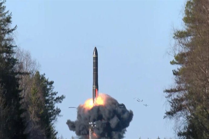 Archivo - RUSSIA - OCTOBER 22, 2025: The launch of a Yars intercontinental ballistic missile from a cosmodrome as part of a strategic nuclear forces drill led by Russian President Vladimir Putin. Video grab. Best quality available