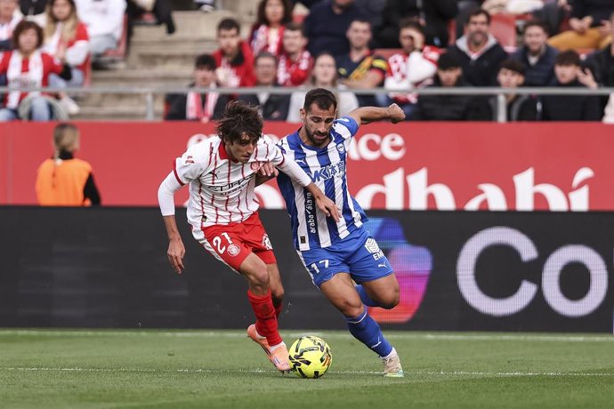 Archivo - Bryan Gil y Jonny Otto en el Girona FC-Deportivo Alavés de la primera vuelta de LaLiga EA Sports 2025-26