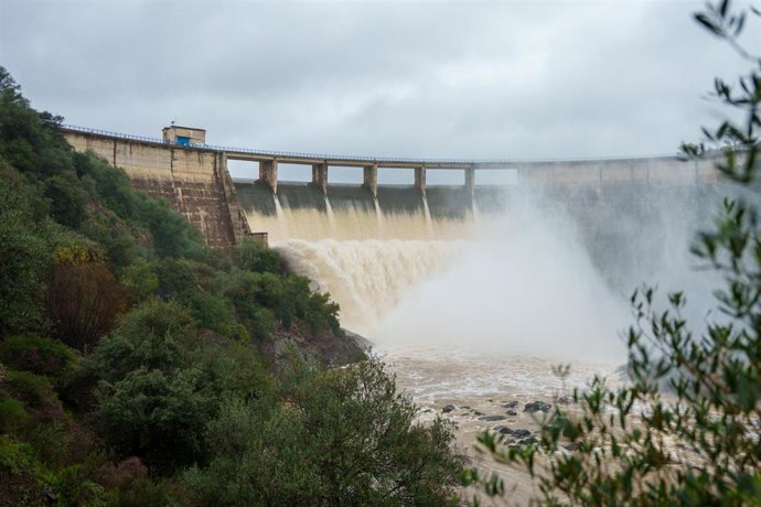 Imagen de la presa del Gergal dentro del término municipal de Guillena (Sevilla) aliviando agua. A 11 de febrero de 2026 en Aznalcóllar, Sevilla (Andalucía, España). 