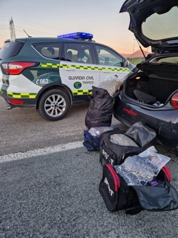 Bolsas con droga encontradas en el interior del vehículo.