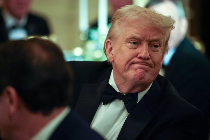 21 de fevereiro de 2026, Washington, Distrito de Columbia, EUA: O presidente dos Estados Unidos, Donald Trump, vira-se para falar com a imprensa durante o Jantar dos Governadores na Sala Leste da Casa Branca, em 21 de fevereiro de 2025, em Washington, D.C