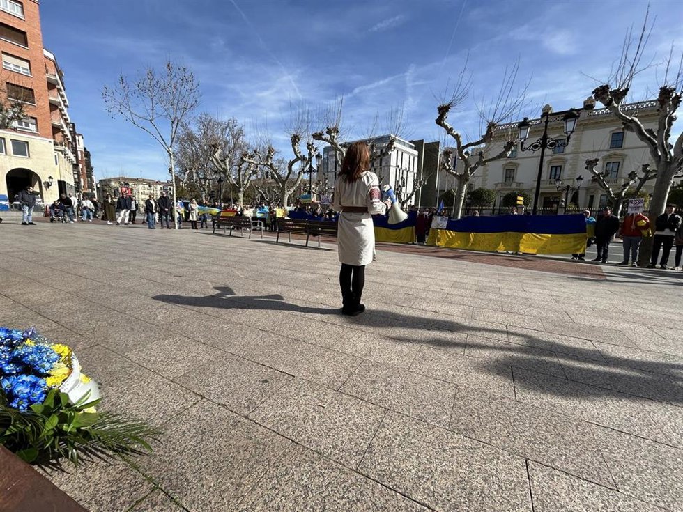 Concentración frente al Monumento a las Víctimas al Terrorismo