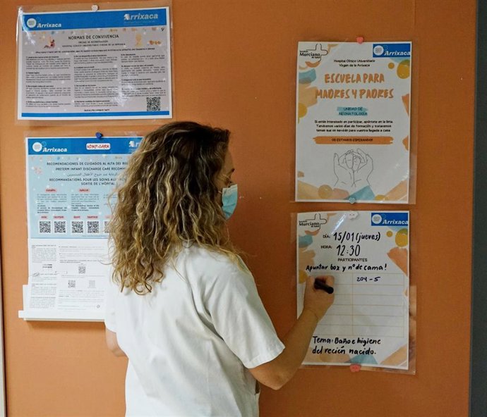 La Unidad de Neonatos del Hospital Infantil de la Arrixaca ha puesto en marcha una escuela de madres, padres y personas cuidadoras para acompañar a las familias tras el alta de sus bebés
