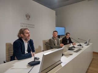 Archivo - El vicerrector para los Campus de Ceuta y Melilla, Planificación Estratégica y Comunicación, Salvador del Barrio, en el centro en la imagen de la presentación de 'UGR en Rankings', junto con el director de Secretariado de Planificación, Luis Doñ