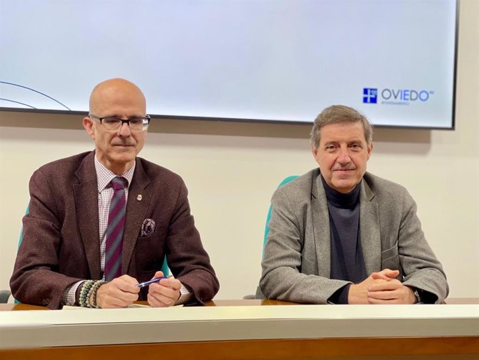 Los ediles socialistas Jorge García Monsalve y Carlos Fernández Llanera durante la rueda de prensa de este lunes.