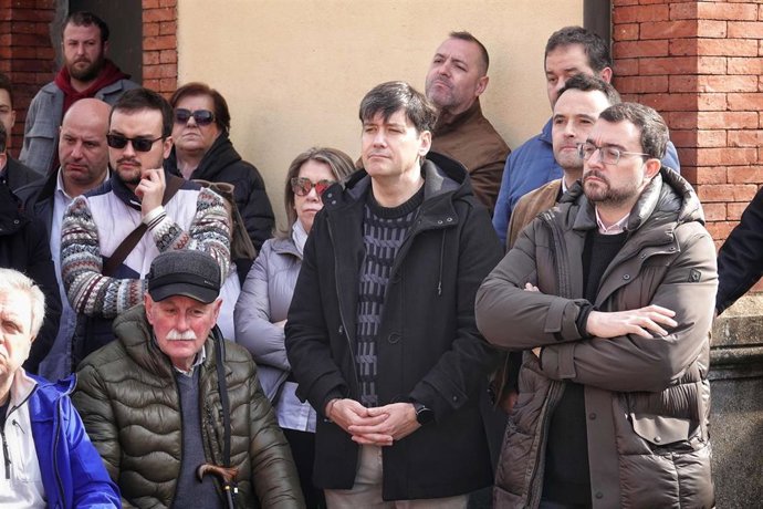 El presidente del Principado de Asturias, Adrián Barbón, en el homenaje a Manuel Llaneza en Mieres junto a los consejeros Borja Sánchez y Guillermo Peláez.