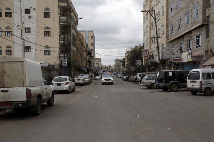 Archivo - Arquivo - SANAA, 6 de maio de 2020 Uma ambulância é vista em uma rua vazia em Sanaa, Iêmen, em 6 de maio de 2020. As autoridades de saúde pró-governo do Iêmen confirmaram na quarta-feira quatro novos casos de COVID-19, elevando o número total de