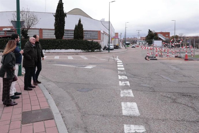 Jesús Julio Carnero supervisa, junto a Alberto Gutiérrez, Alejandro García y Carolina del Bosque, el avance de las obras de rehabilitación del colector de Daniel del Olmo.