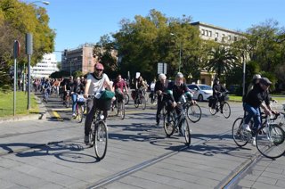 Protesta ciclista en la avenida de la Constitución de Sevilla.