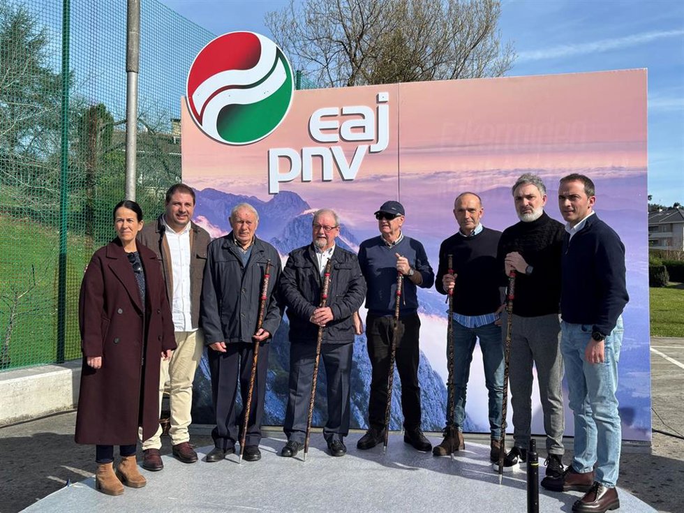 El presidente del BBB del PNV, Iñigo Ansola, con los alcaldes de Maruri-Jatabe homenajeados