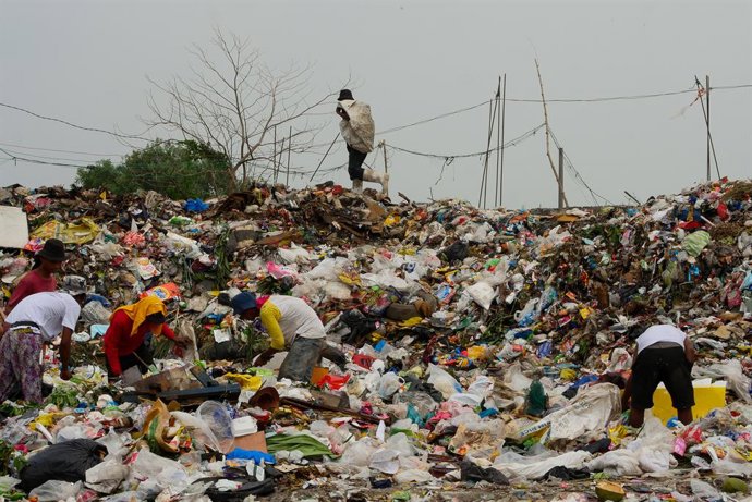 Archivo - June 8, 2022, Rizal, Philippines: Waste pickers digs through the piles of garbage in this hidden dump site in the Rizal province of the Philippines. The waste pickers collects trash that can be sold to junk shops and facilities that recycles the