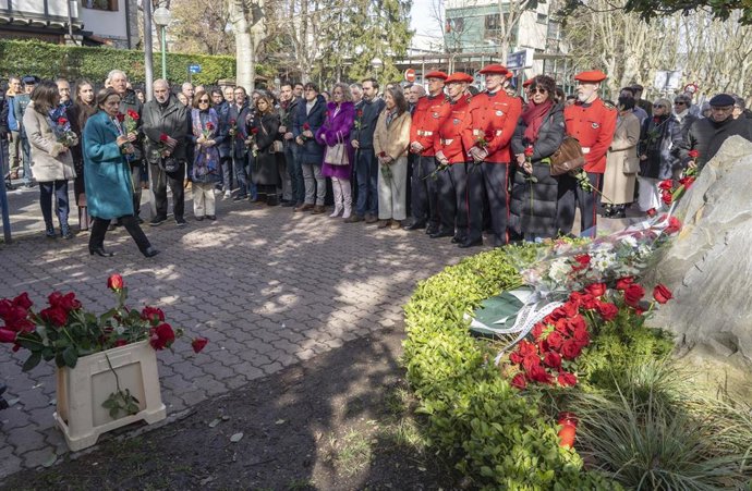 Homenaje en Vitoria-Gasteiz al político socialistaFernando Buesa y su escolta, el ertzaina Jorge Díez, asesinados por ETA en 2000.