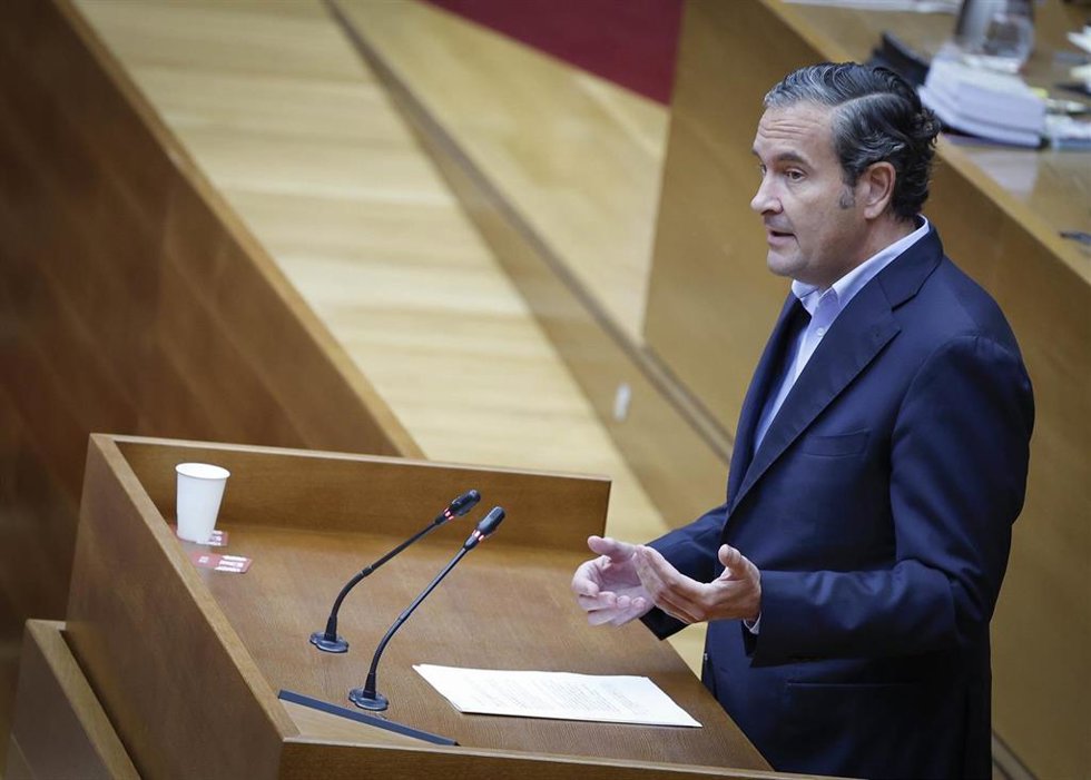 Archivo - El portavoz del Grupo Popular en Les Corts, Fernando Pastor.