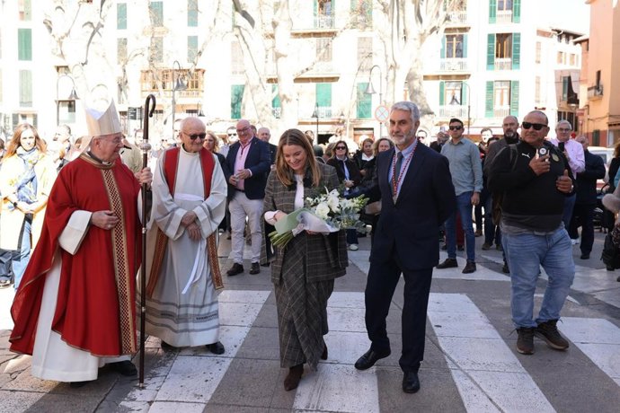 La presidenta del Govern, Marga Prohens, hace una ofrenda floral al Santo Cristo ante el Consolat de Mar