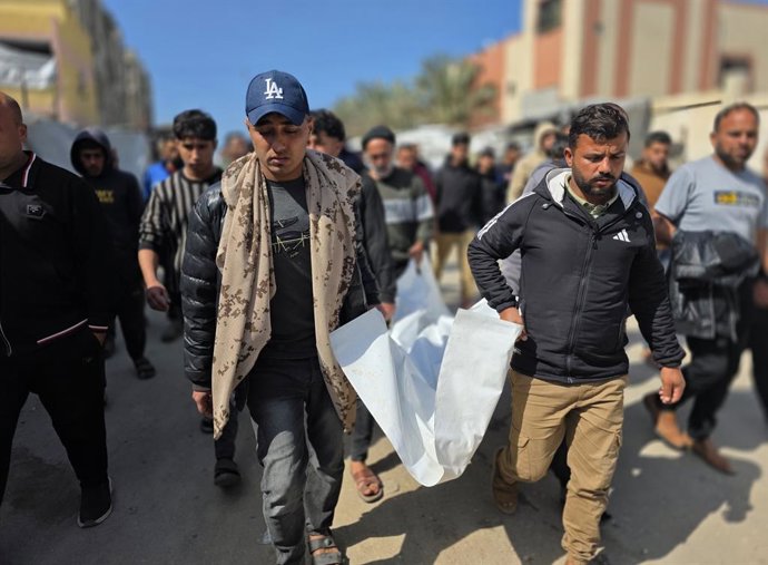 Transferência de um cadáver para o Hospital Al Nasser, no norte da Faixa de Gaza (arquivo)