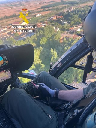 Un helicóptero de la Guardia Civil participa en el dispositivo de búsqueda iniciado tras la desaparición de una mujer en La Magdalena (León).