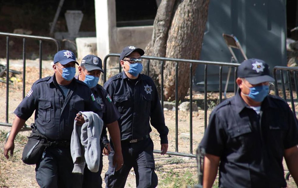 Archivo - Las autoridades federales y estatales mexicanas tras localizar varios cadáveres en una fosa.