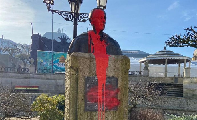 Busto de Manuel Fraga vandalizado en Vilalba (Lugo), a 22 de febreiro de 2026.