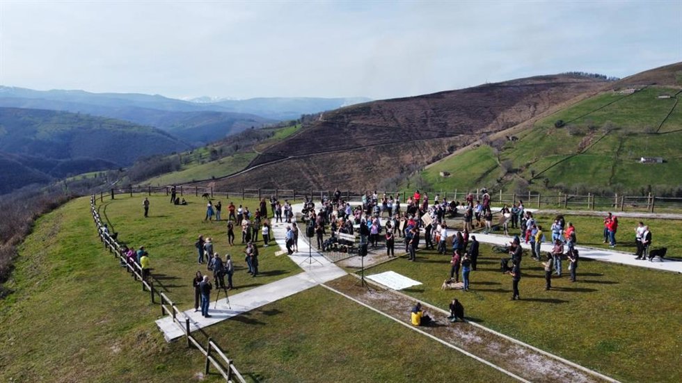 Decenas de personas protestan en La Braguía contra el Teleférico Mirador del Pas