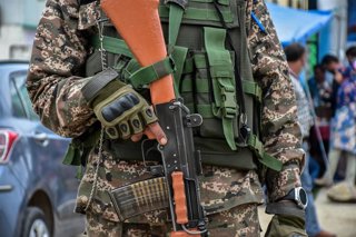 Archivo - Un militar indio en Cachemira