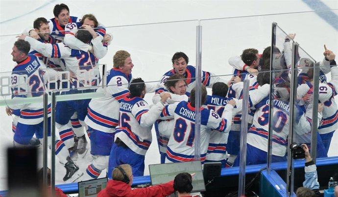 Los jugadores del equipo de hockey sobre hielo de Estados Unidos celebran el gol en la prórroga que les dio la medalla de oro en los Juegos Olímpicos de Invierno de Milán-Cortina d'Ampezzo 2026