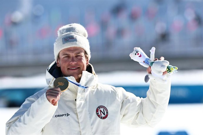 Johannes Klaebo con su oro en 10 km en los Juegos Olímpicos de Invierno de Milán-Cortina d'Ampezzo 2026