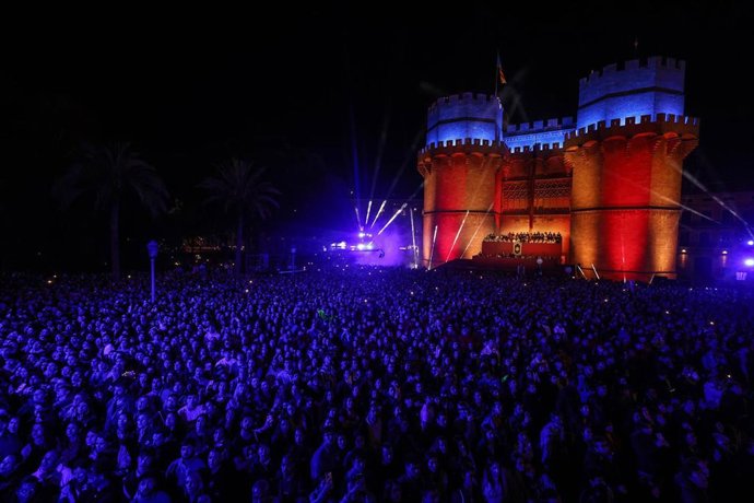 Archivo - Decenas de personas durante la Crida de las Fallas 2025, en las Torres de Serranos, a 23 de febrero de 2025, en Valencia