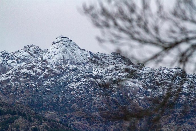 Archivo - Solsticio de invierno en Pico del Yelmo, a 21 de diciembre de 2025, en La Pedriza, Sierra de Guadarrama, Madrid (España). Foto de archivo.