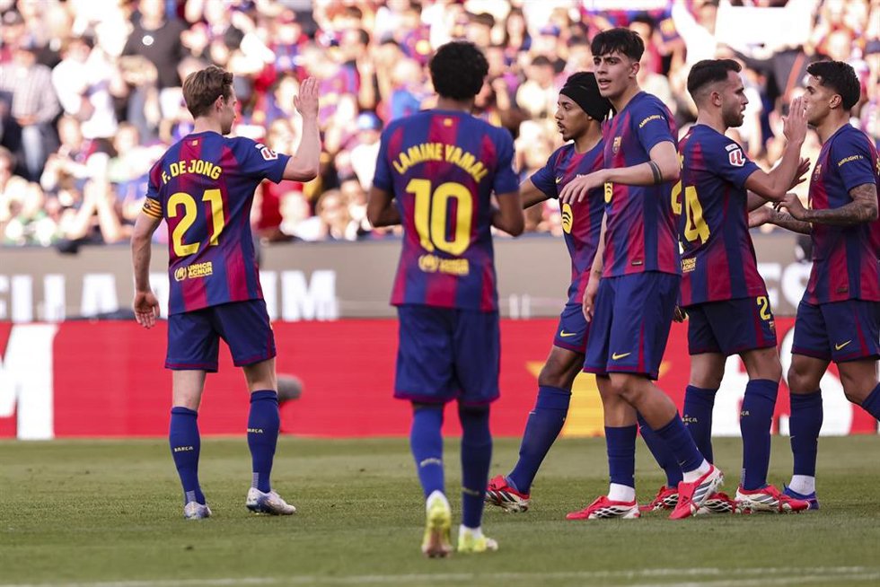 Los jugadores del FC Barcelona celebran uno de sus goles ante el Levante