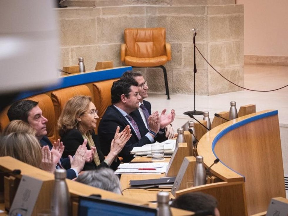 Archivo - Bancada 'popular' con el presidente del Gobierno, Gonzalo Capellán
