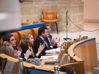 Archivo - Bancada 'popular' con el presidente del Gobierno, Gonzalo Capellán