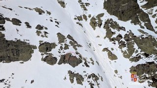 Vista aérea de la cara sur del pico Curavacas, en Palencia, donde el helicóptero de rescate de la Junta de Castilla y León ha localizado  al montañero lesionado para proceder a su evacuación mediante una maniobra de grúa.