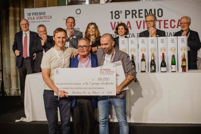 Los ganadores reciben el premio de manos de Siscu Martí (Vila Viniteca)