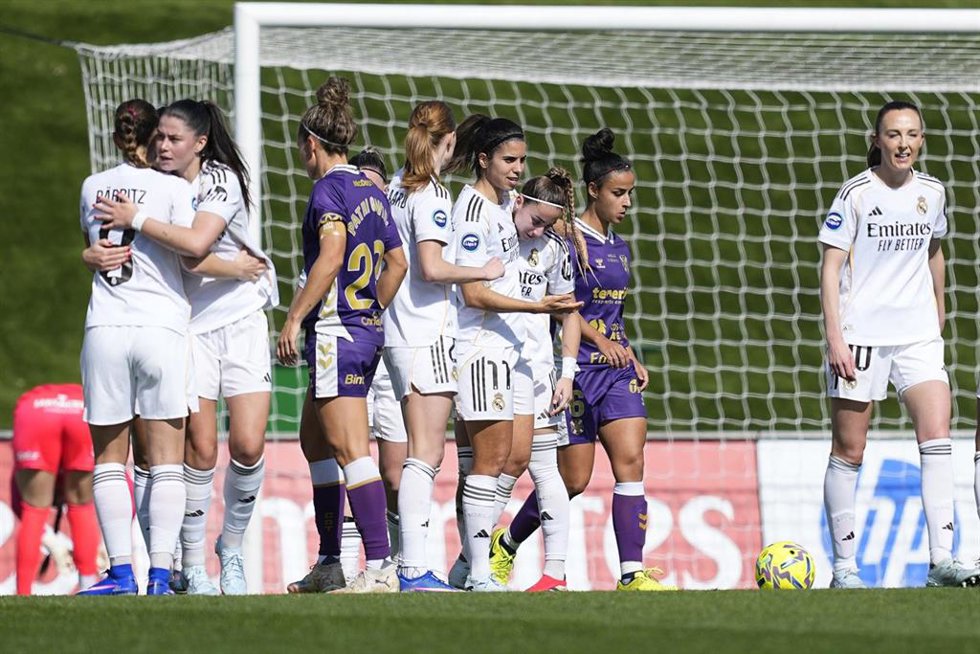 Las jugadoras del Real Madrid celebran el gol de Alba Redondo durante su victoria ante el Costa Adeje Tenerife en la Liga F Moeve 25-26