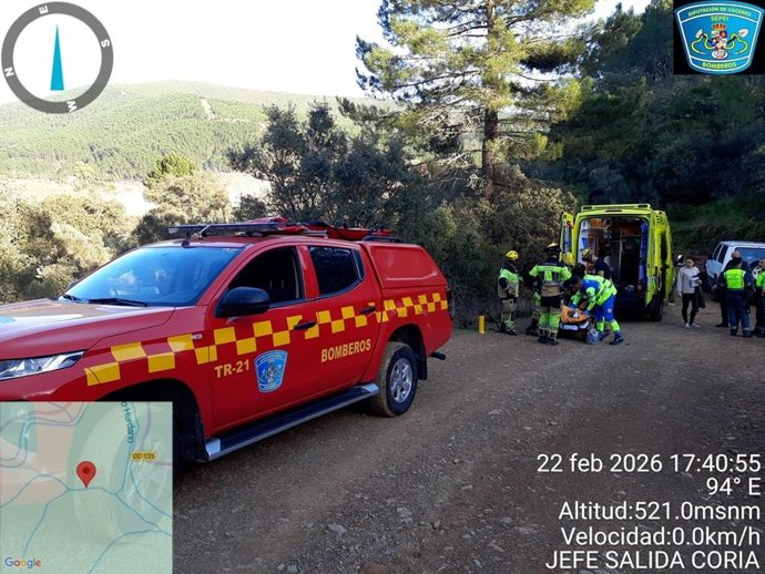Efectivos del cuerpo de bomberos rescatan a la persona herida