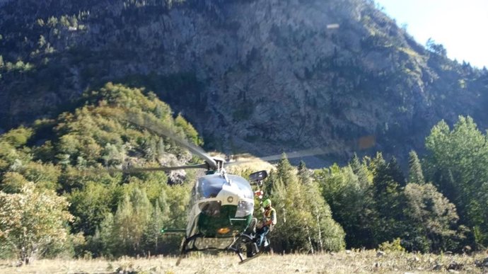 Archivo - Imagen de archivo de un rescate de la Guardia Civil en el Pirineo aragonés. 