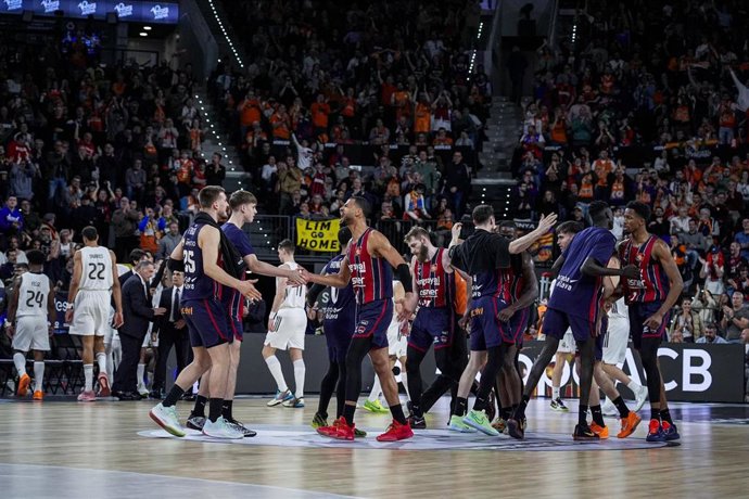 El Kosner Baskonia celebra una canasta en la final contra el Real Madrid de la Copa del Rey de Valencia 2026