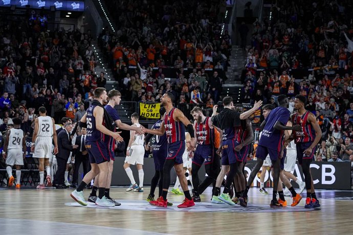El Kosner Baskonia celebra una canasta en la final contra el Real Madrid de la Copa del Rey de Valencia 2026