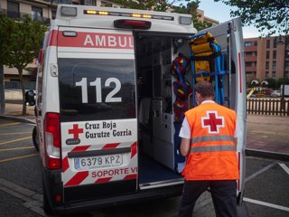 Archivo - Foto de archivo de una ambulancia durante un servicio de urgencia en Navarra