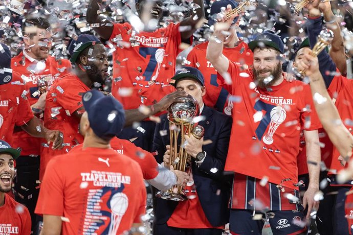 El Kosner Baskonia celebra el título de Copa del Rey ganado en el Roig Arena de Valencia contra el Real Madrid
